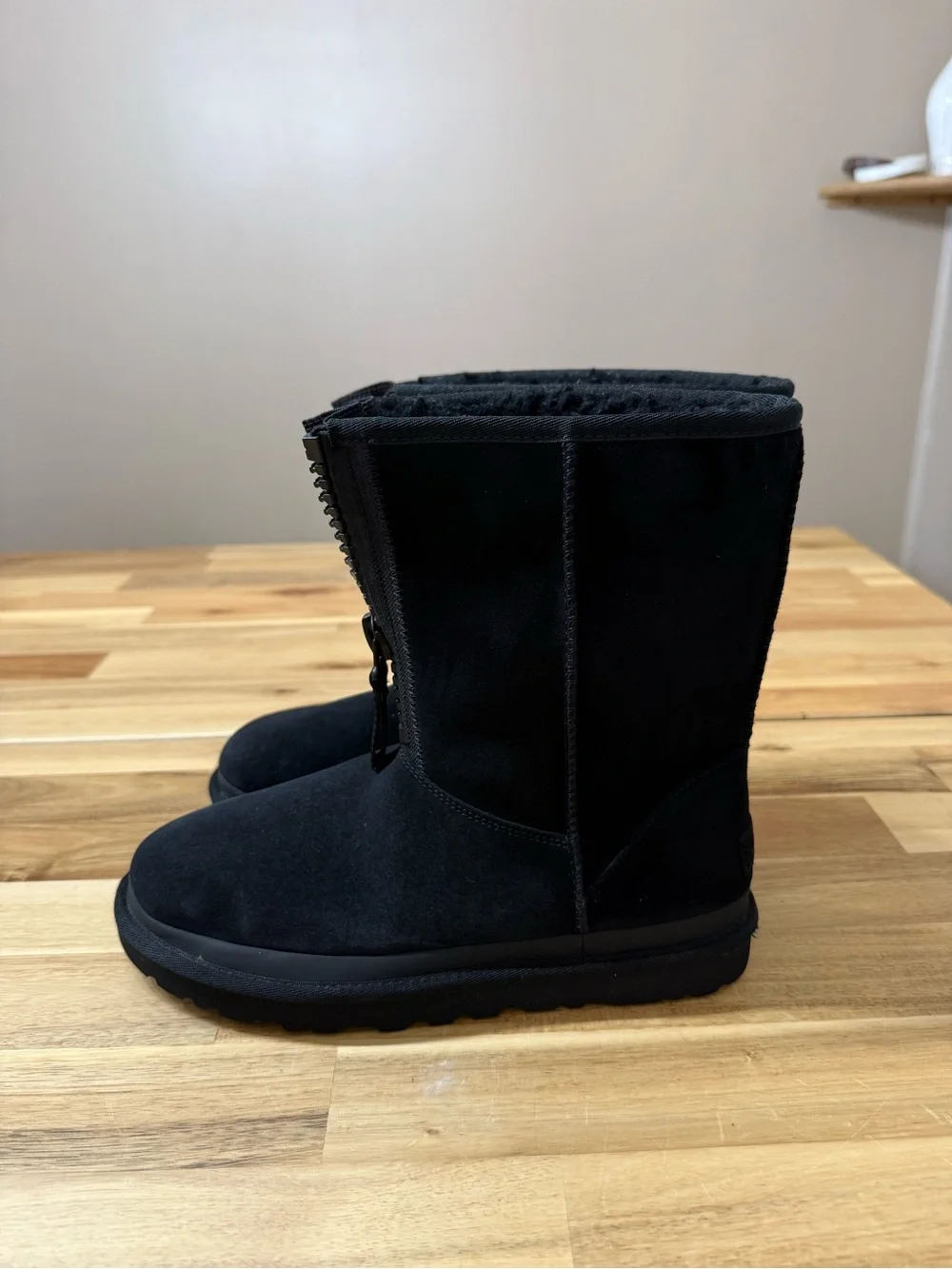 UGG Classic Short Zipper Tape Logo 9
